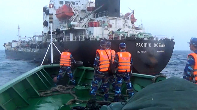 Cảnh sát biển Việt Nam tiếp cận tàu chở dầu Pacific Ocean